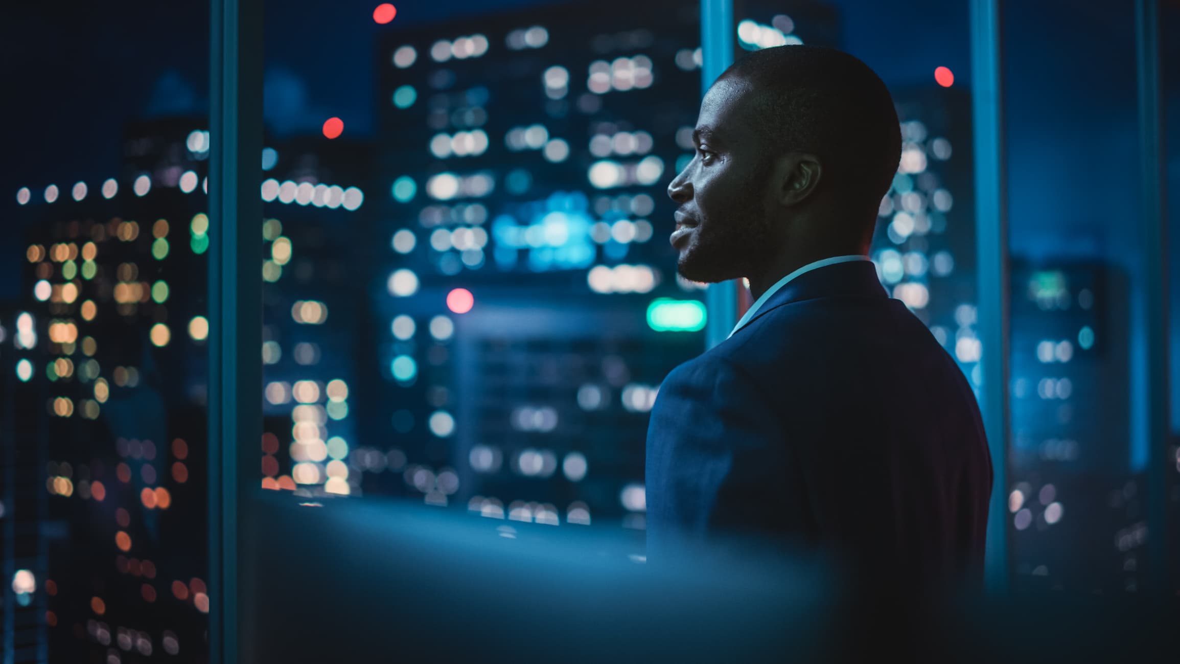 Dirigeant face aux lumières de la ville — AFFIC Group