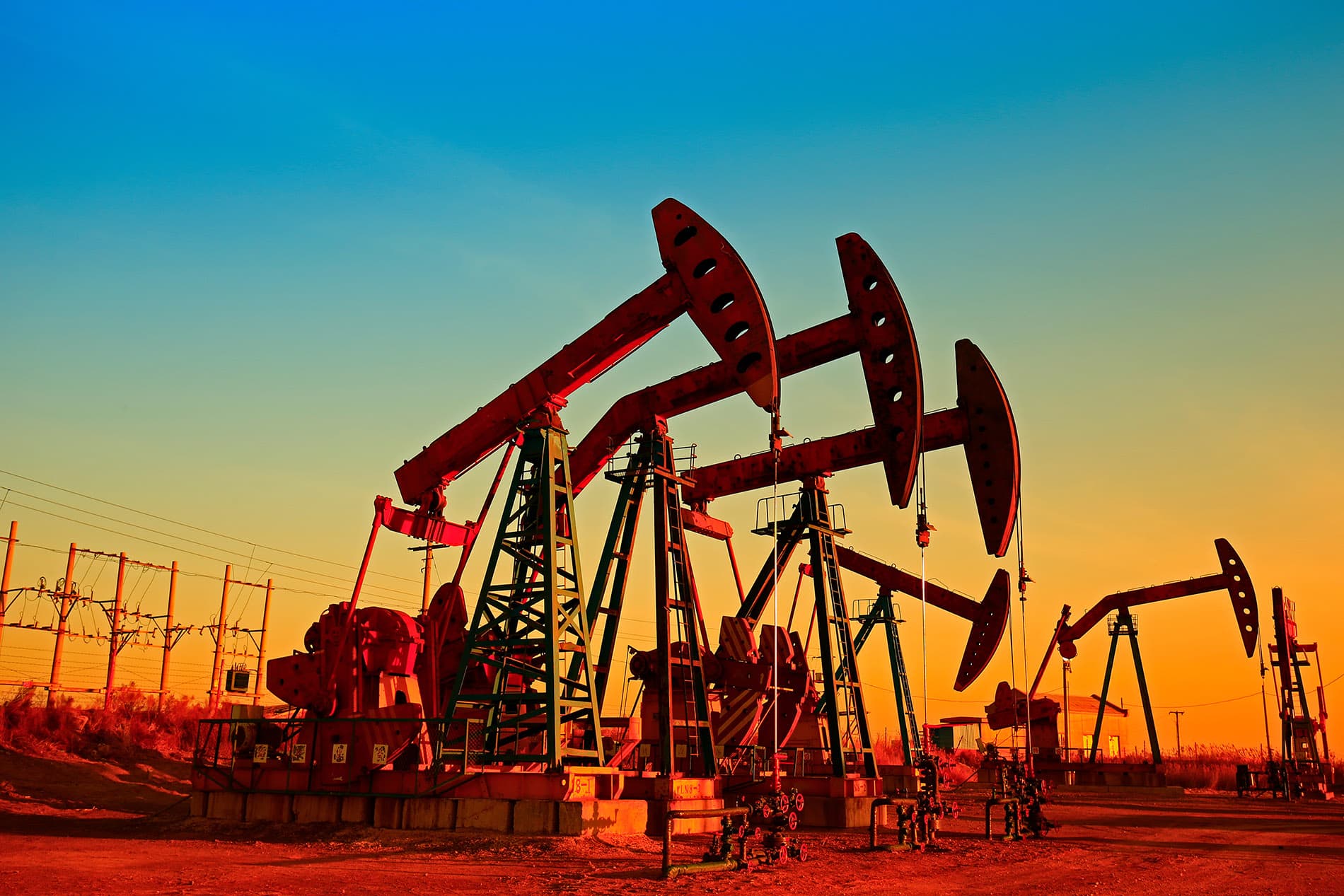 Puits de pétrole au coucher du soleil — EG Energy Groupe