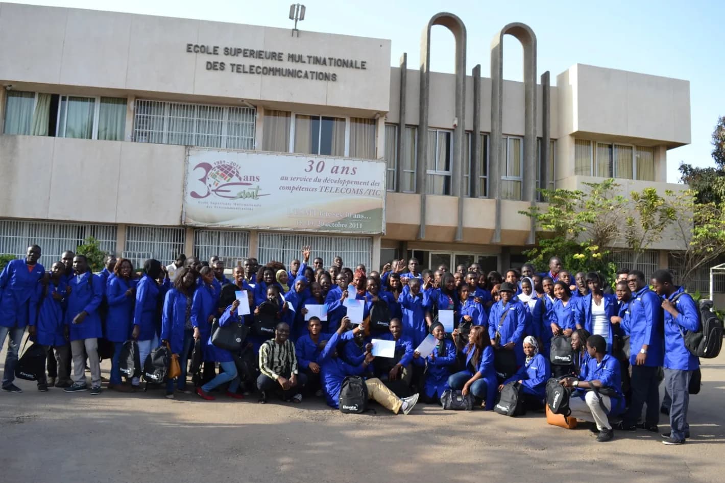Campus de l'ESMT avec promotion d'étudiants — Dakar