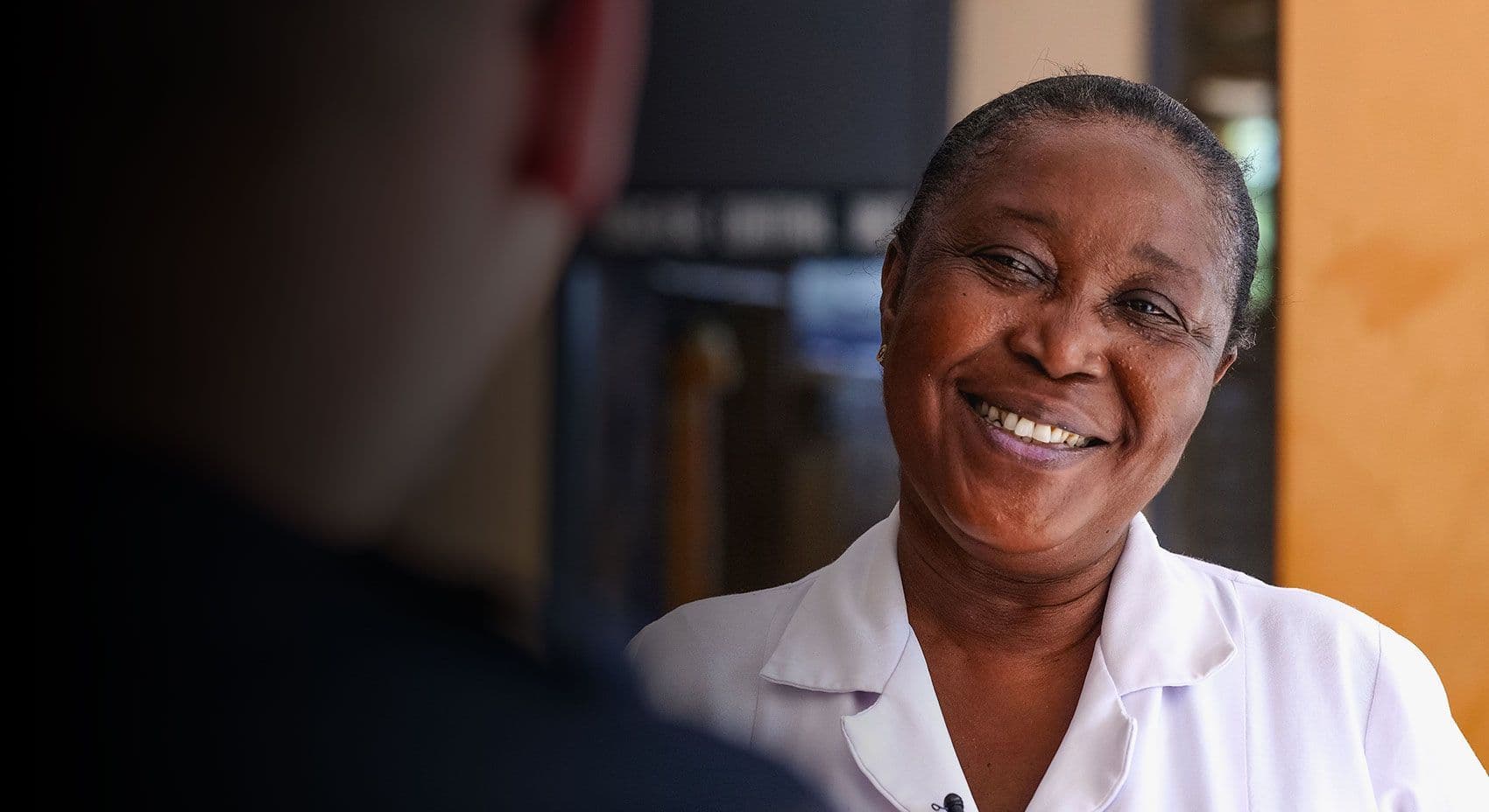 Professionnelle de santé souriante — Glocare Institute