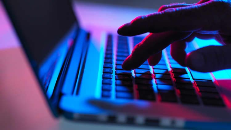 Main sur clavier — développement et stratégie digitale Sensoft