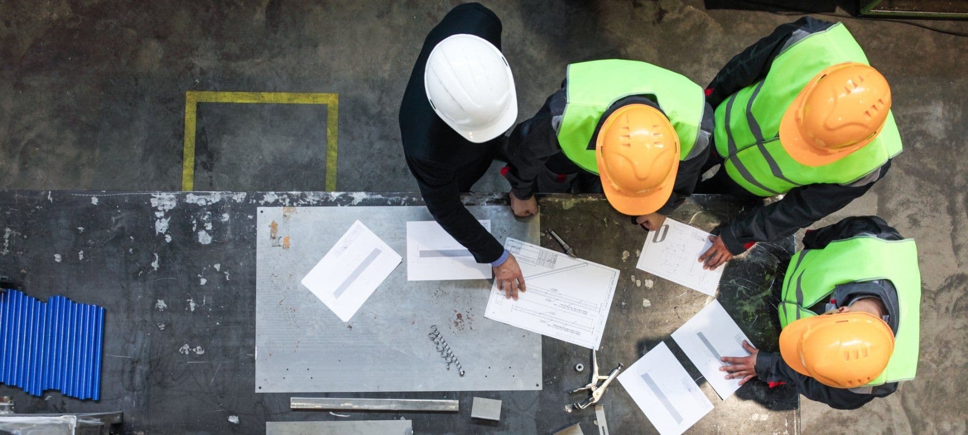 Ingénieurs passant en revue des plans sur chantier — TSC Global