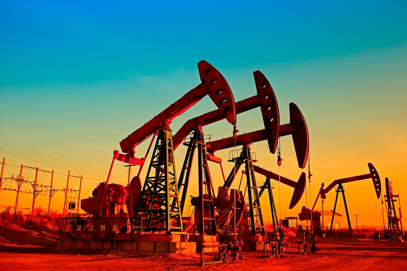 Puits de pétrole au coucher du soleil — EG Energy Groupe