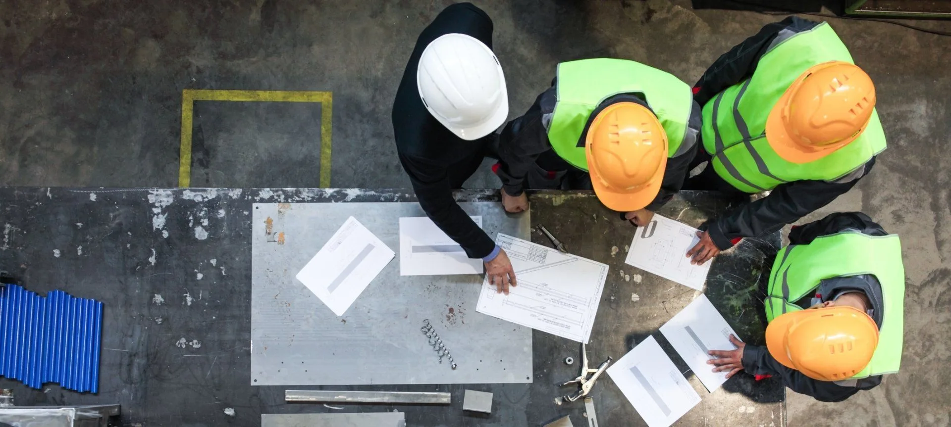 Ingénieurs passant en revue des plans sur chantier — TSC Global